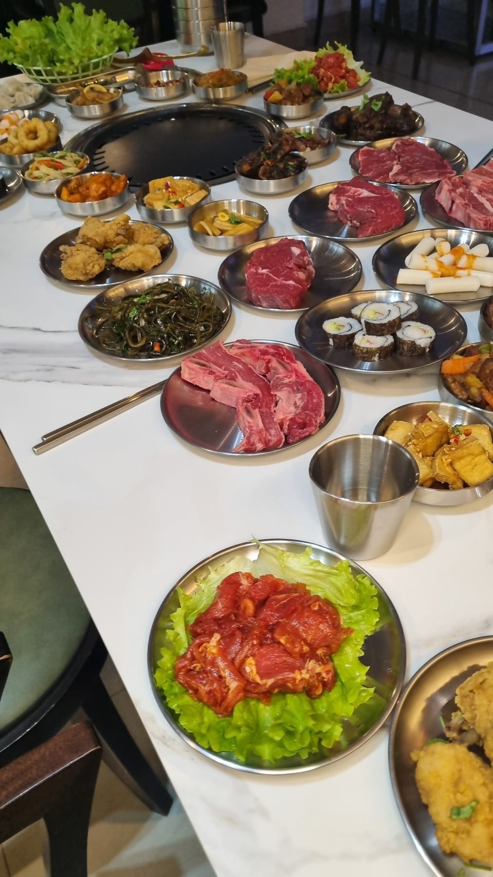 Mesa completa con parrilla asiática y campana de cobre