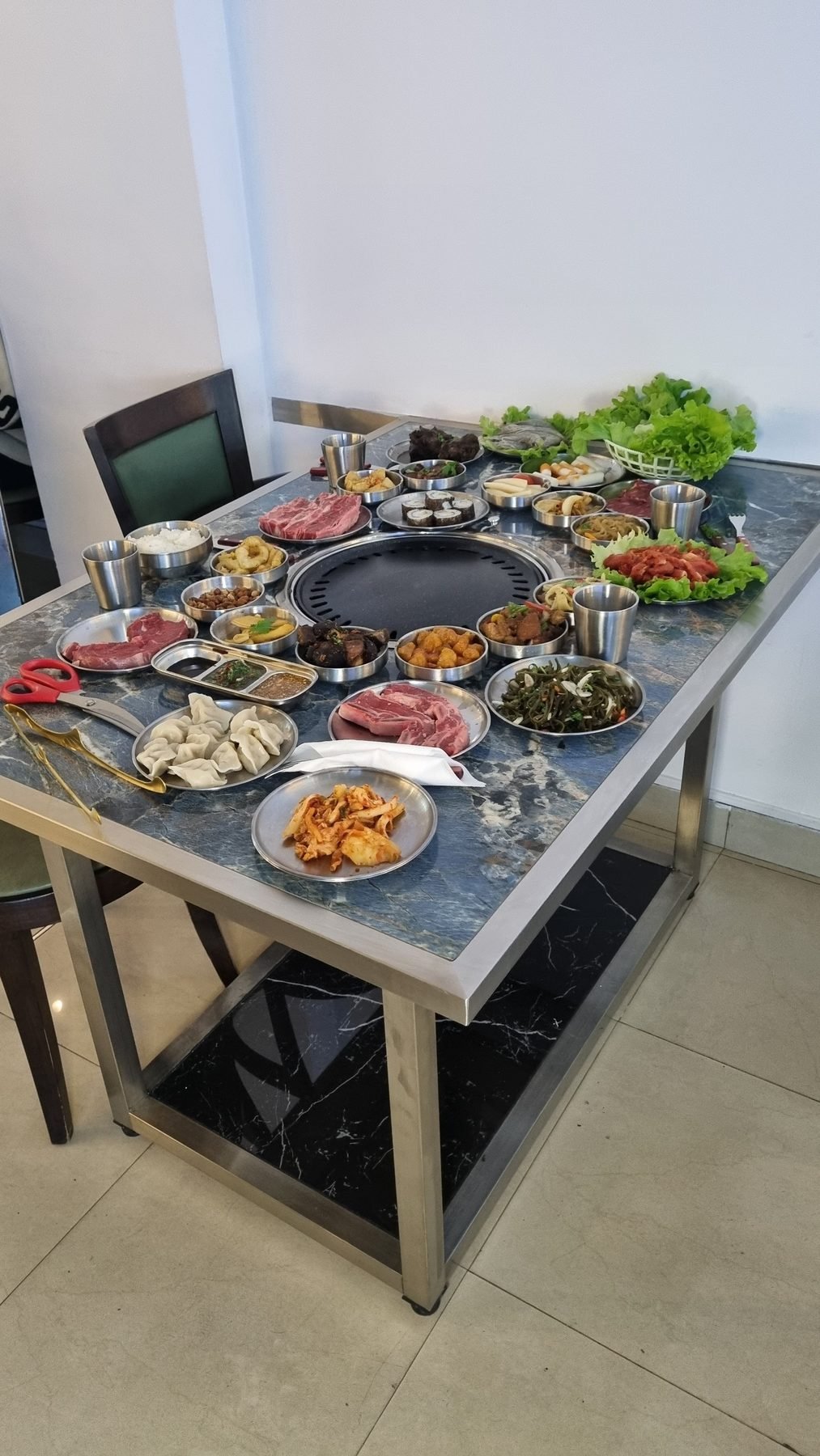 Parrilla y guarniciones servidas en la mesa