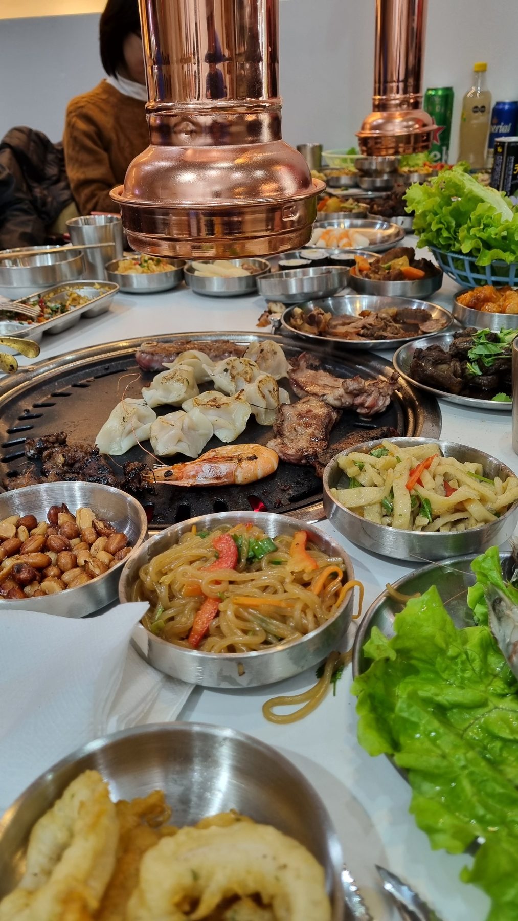 Campanas de cobre sobre la mesa de parrilla